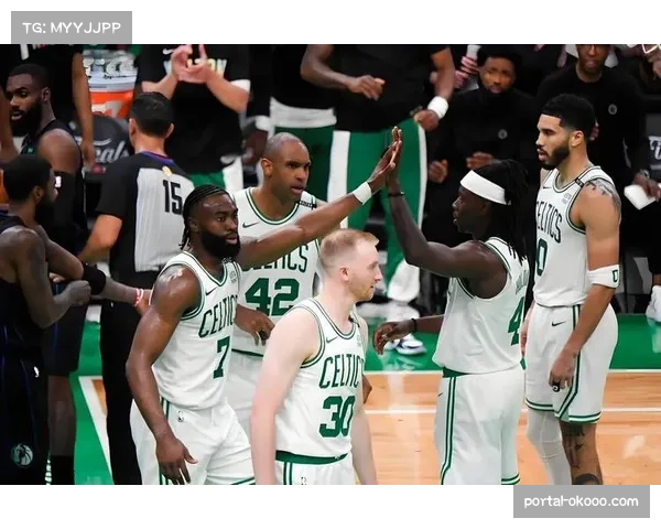 布朗封盖后振臂高呼,凯尔特人主场气氛被点燃 布朗封盖后振臂高呼,凯尔特人主场气氛被点燃