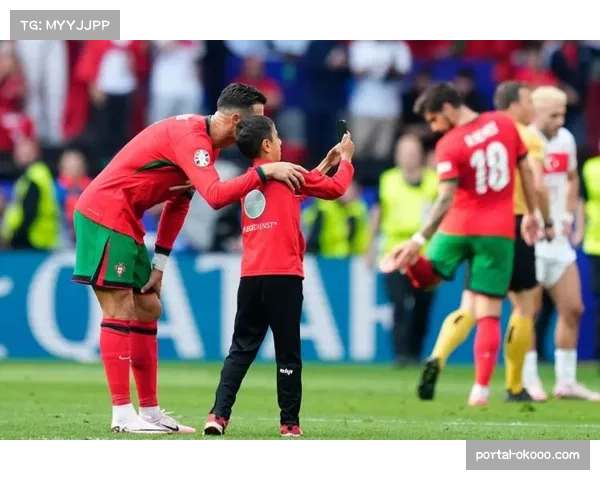 葡萄牙球迷机场举标语声援C罗:传奇永存 葡萄牙球迷机场举标语声援C罗:传奇永存