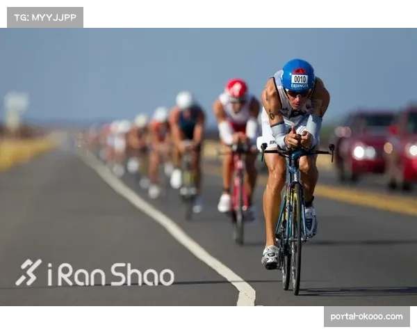 墨西哥选手安娜希·阿尔瓦雷斯·科拉尔铁人两项赛中摔倒后逆转夺冠